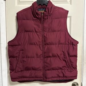 St. John's Bay Puffer Vest Men’s Size X-Large Burgundy/Red Zip Closure.